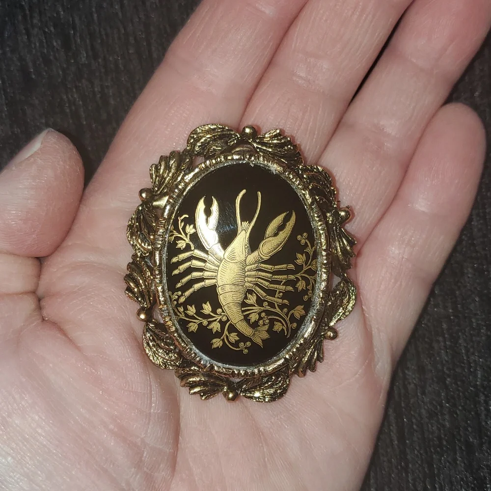 Vintage Gold Black Brooch Pin Lobster CANCER ZODIAC SIGN - Picture 5 of 5